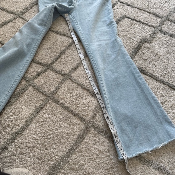 Good American Good Legs Flare Light Wash Jeans
Fray Hem H740 Wide Leg 15 / 34 - Picture 6 of 12